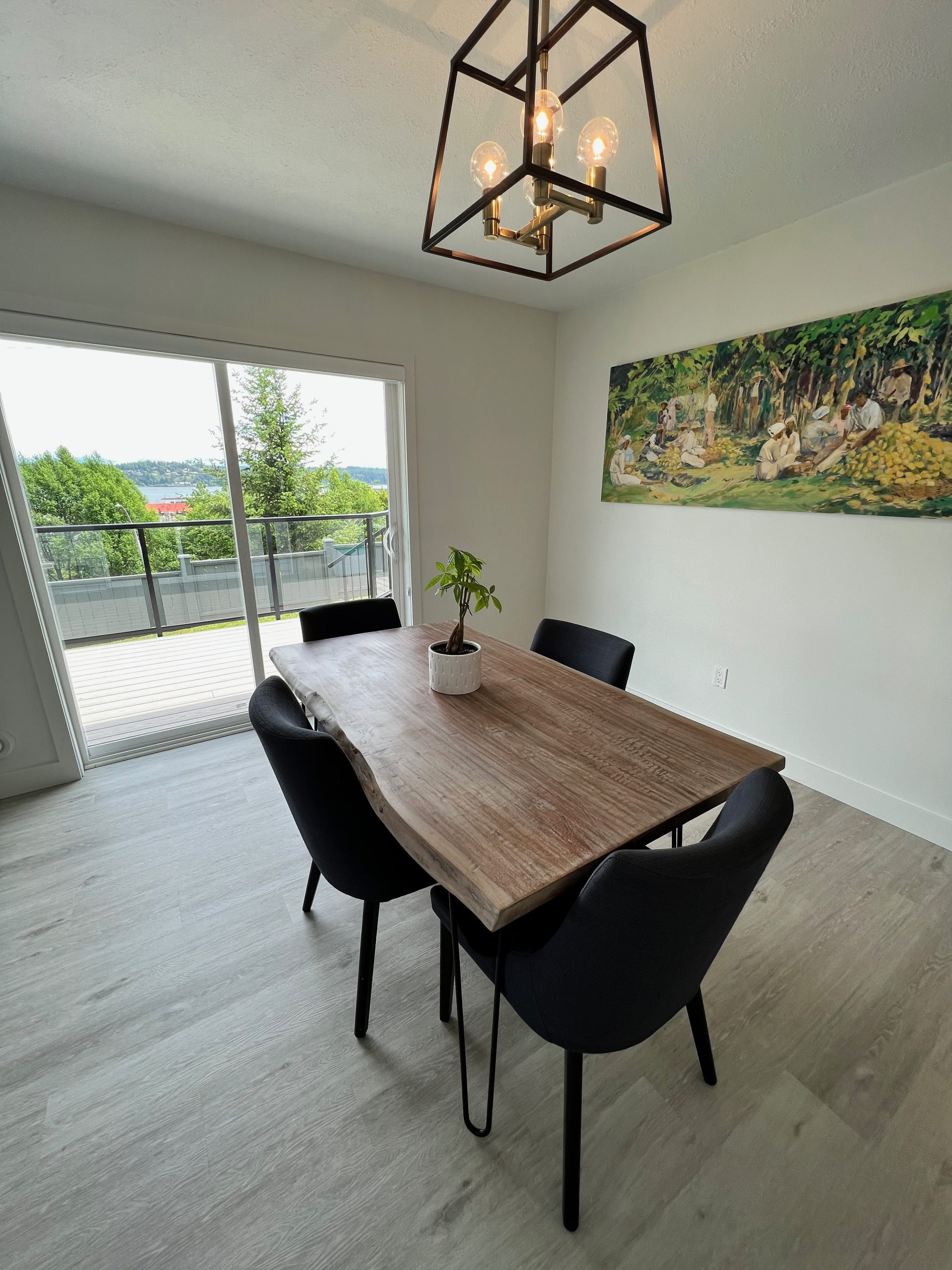 ridge house dining room with mountain view